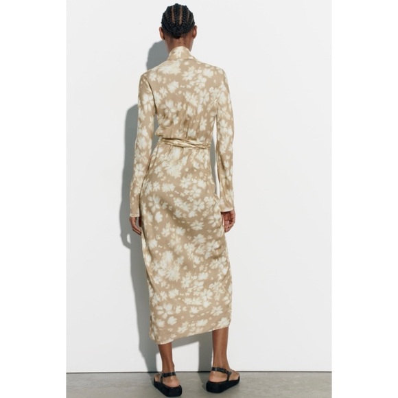 Zara BLOGGERS FAVORITE wrap dress - Picture 4 of 13